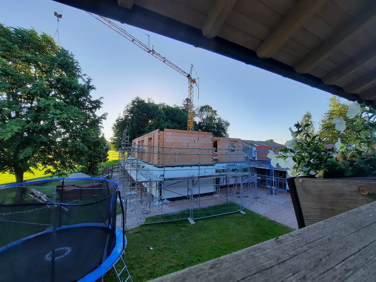 Blick von der Wohngruppe auf die Baustelle