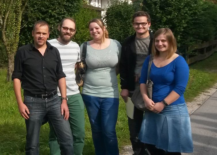 Sie sehend die Auszubildenden und ihre Anleiter