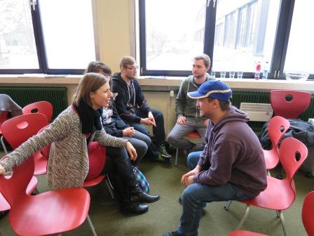 Sie sehen die Schüler der Fachoberschule Traunstein in einer Gesprächsrunde mit Menschen mit Behinderung