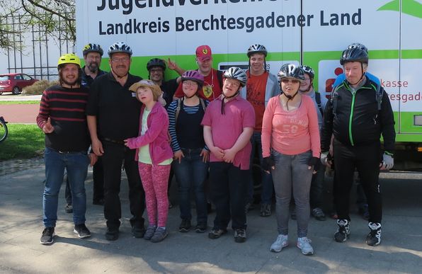 Sie sehen ein Gruppenbild der Teilnehmer des Fahrradtrainings