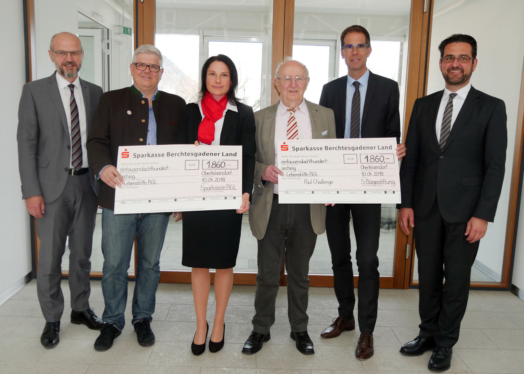 Die Sparkassenvorstände Helmut Grundner (links), Alexander Gehrig (2. von rechts) und Christian Maltan (rechts) sowie Personalratsvorsitzende Nicole Schreiner freuen sich, mit den Spenden der Belegschaft und der Sparkasse einen Beitrag zur Freude und Lebensqualität in der offenen Behindertenarbeit der Lebenshilfe Berchtesgadener Land beitragen zu können und übergaben die symbolischen Schecks an Oswald Lerach (3. von rechts) Dieter Schroll (2. von links).