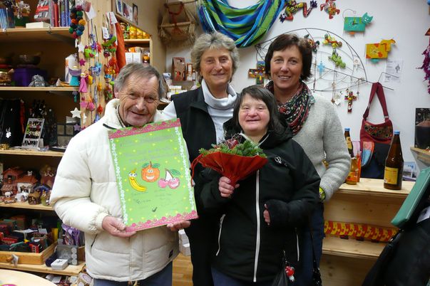 Bewohner aus Thundorf bedanken sich bei der Mitarbeiterin des Weltladens mit einem Blumenstrauß