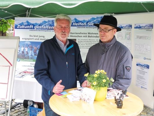 Zwei Personen beraten an einem Informationsstand