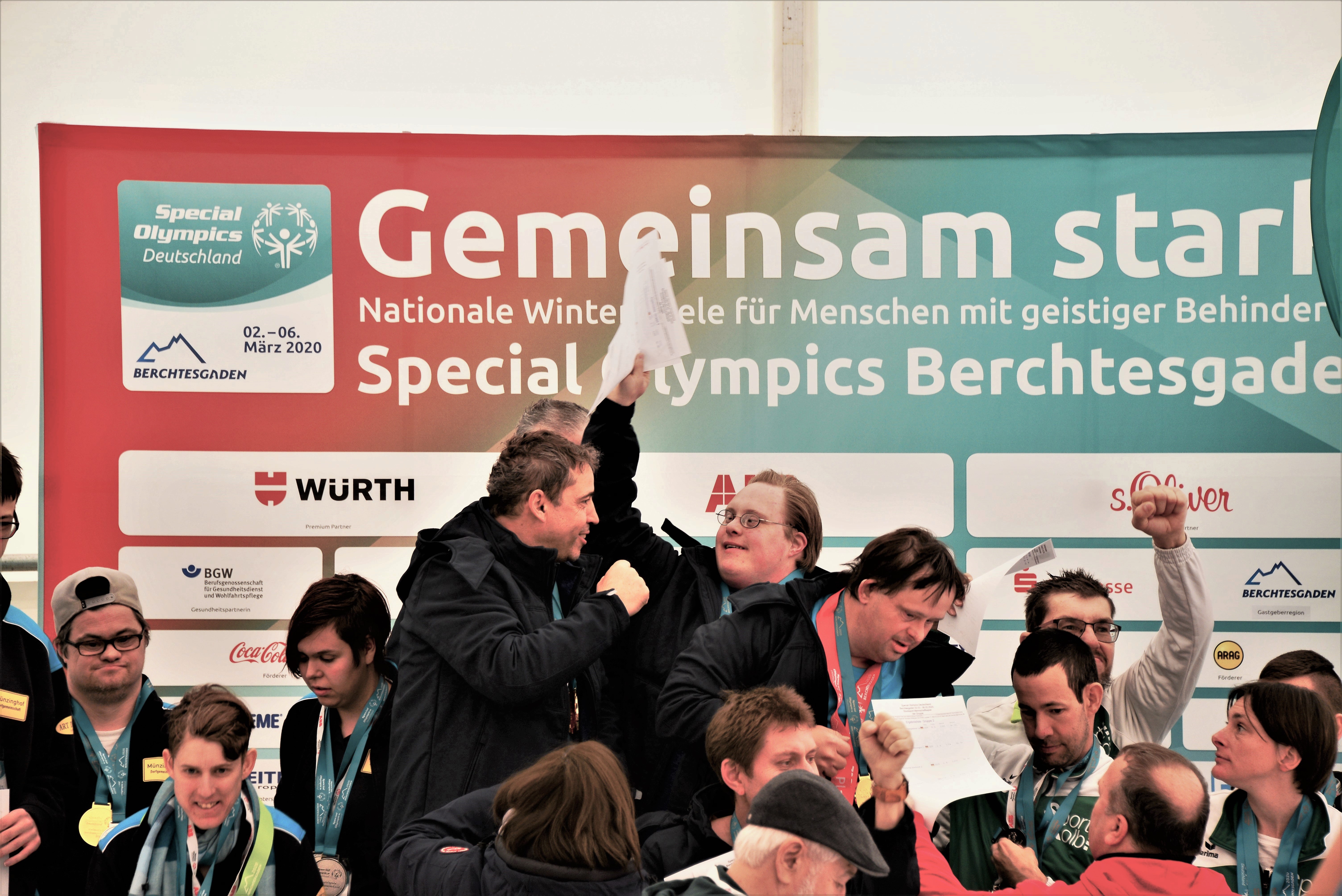 Sie sehen behinderte Menschen bei der Siegesfeier