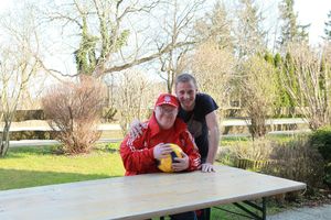 Sie sehen zwei Fußballfans auf der Terrasse