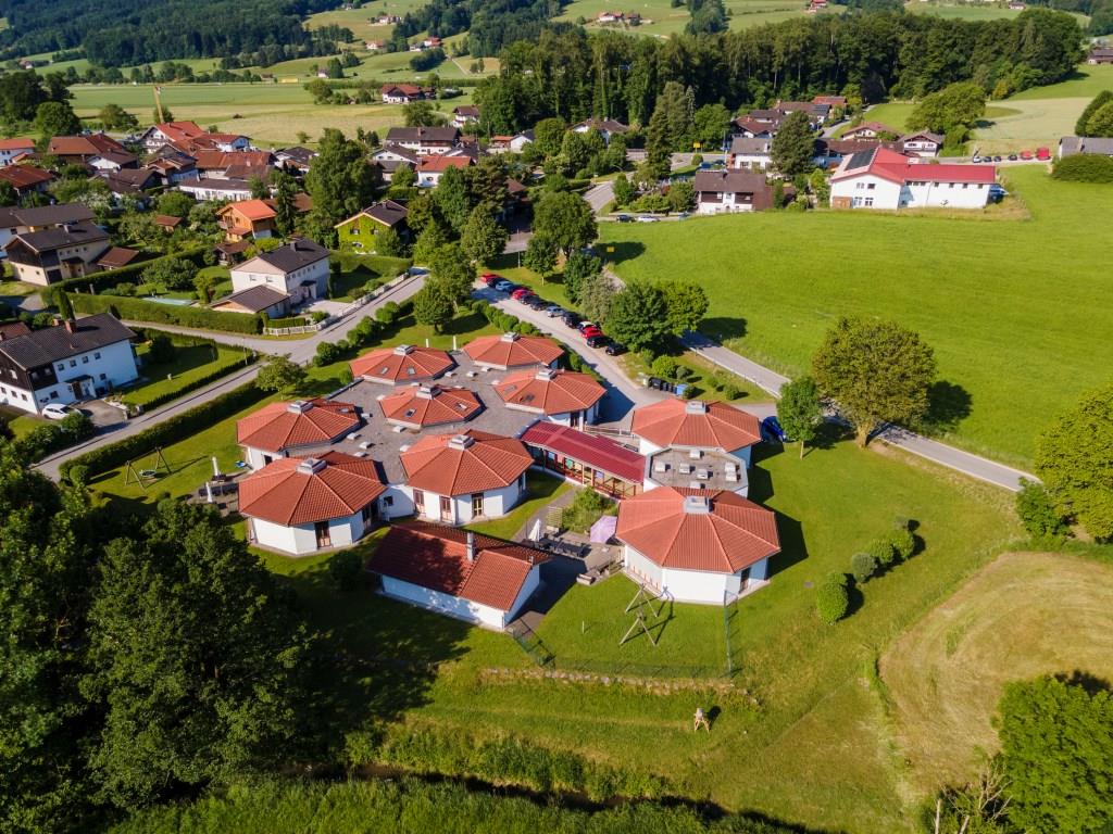 Sie sehen eine Mitarbeiterin und eine Nutzerin der Förderstätte in Anger