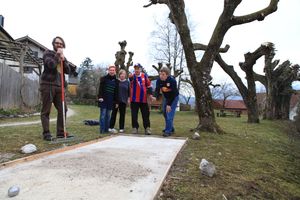 Sie sehen Mitarbeiter und Bewohner beim Boccia spielen