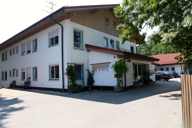Sie sehen unser Wohnhaus in Adelstetten