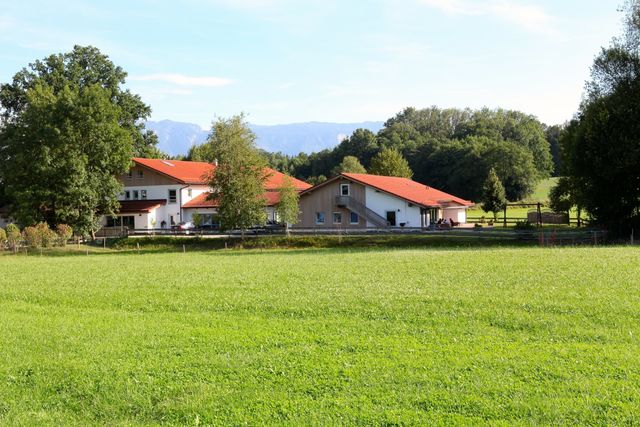 Sie sehen unser Wohnhaus in Adelstetten