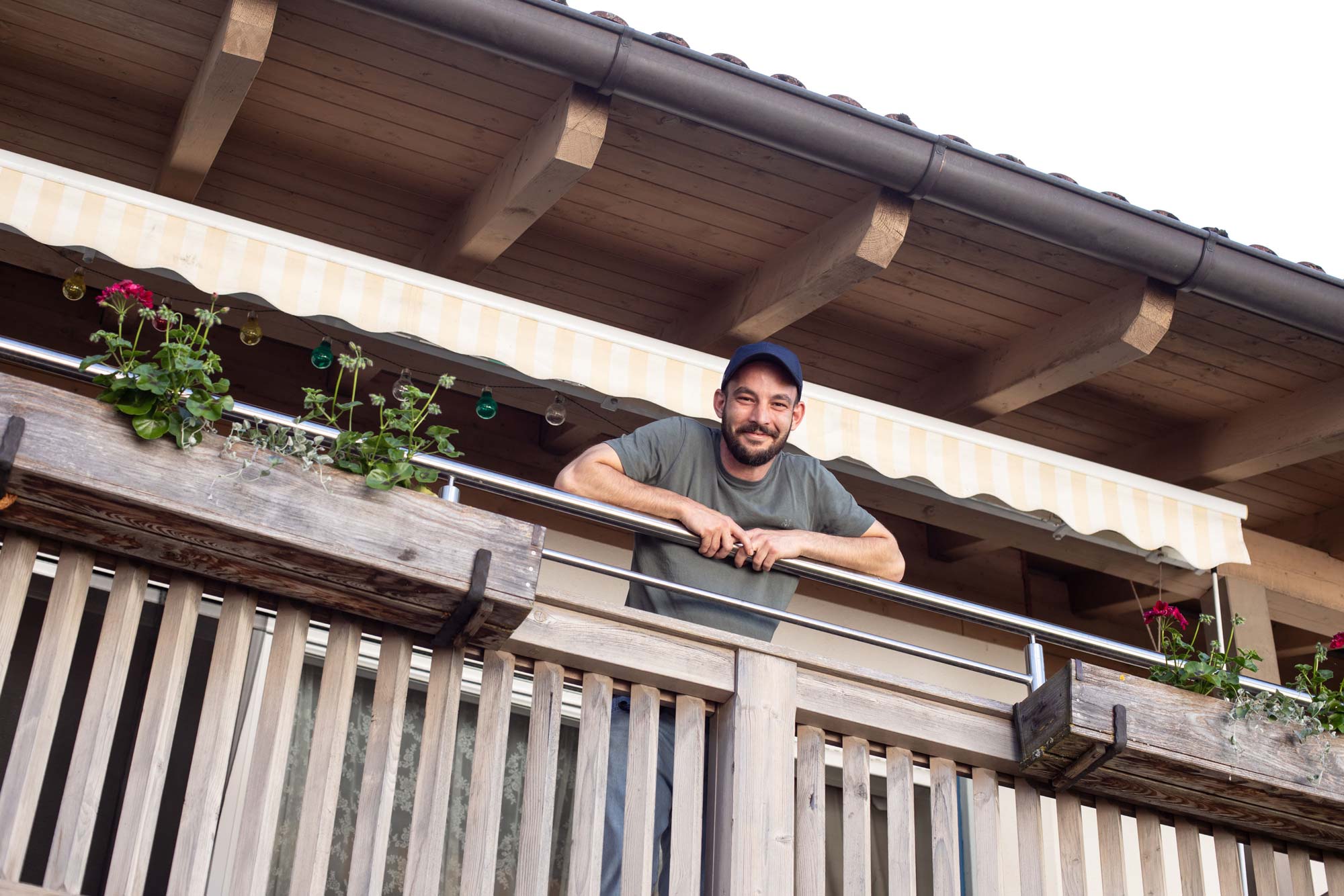 Ein Mitarbeiter schaut vom Balkon.