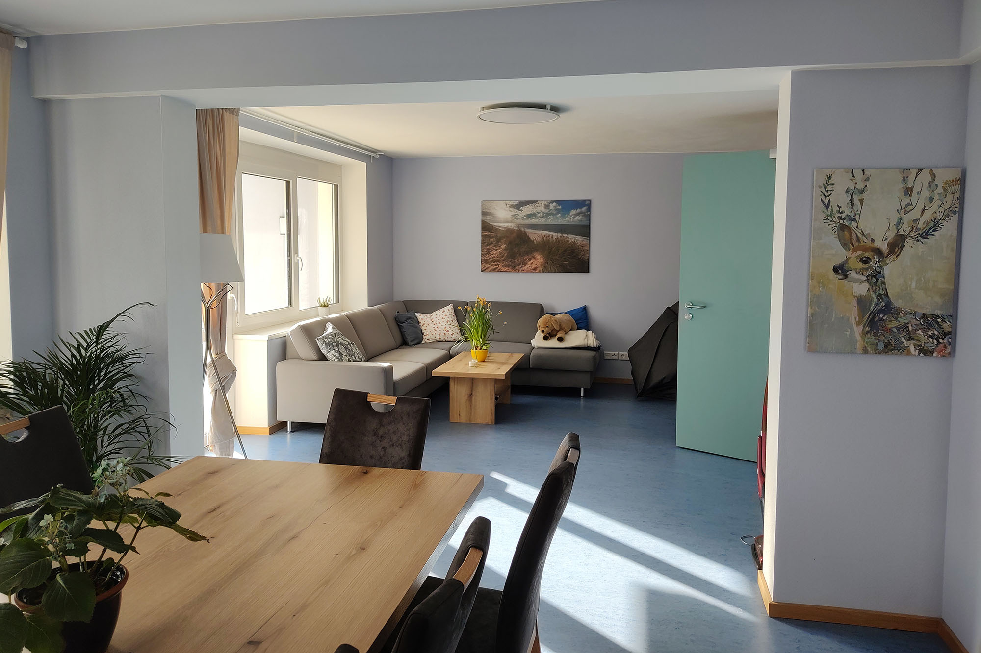 Das Wohnzimmer der WG: mit Esstisch, gemütlicher Couch und Fernsehecke.